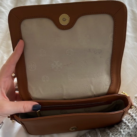 Tory Burch tan Leather Robinson Chain Crossbody Bag - Picture 3 of 5